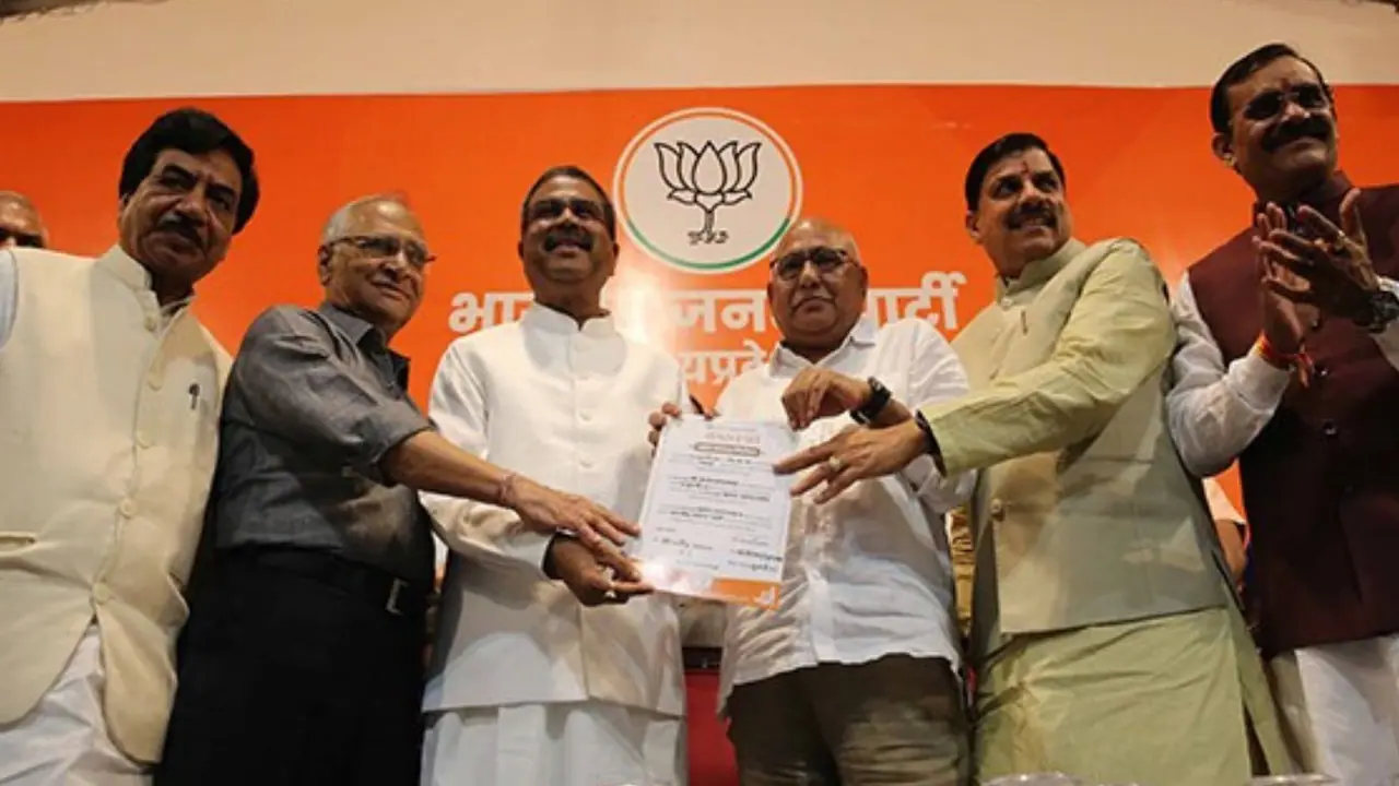 Hemant Khandelwal holding certificate of party president in the middle 