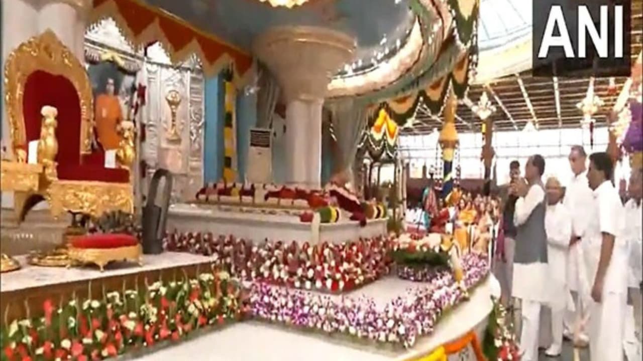 Union Minister Rajnath Singh offering prayers at the temple 