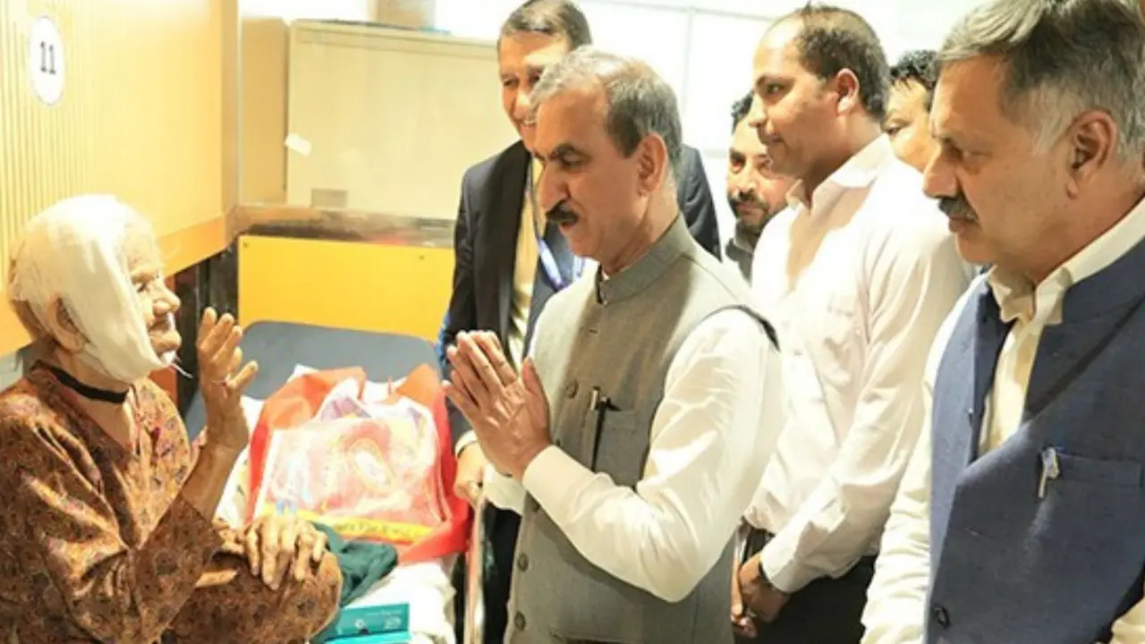 CM Sukkhu inquiring the well being of injured 