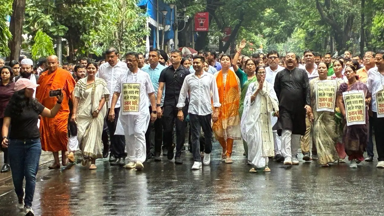 Mamata Banerjee Kolkata march against Voterlist SIR Mamata Banerjee Kolkata march against Voterlist SIR