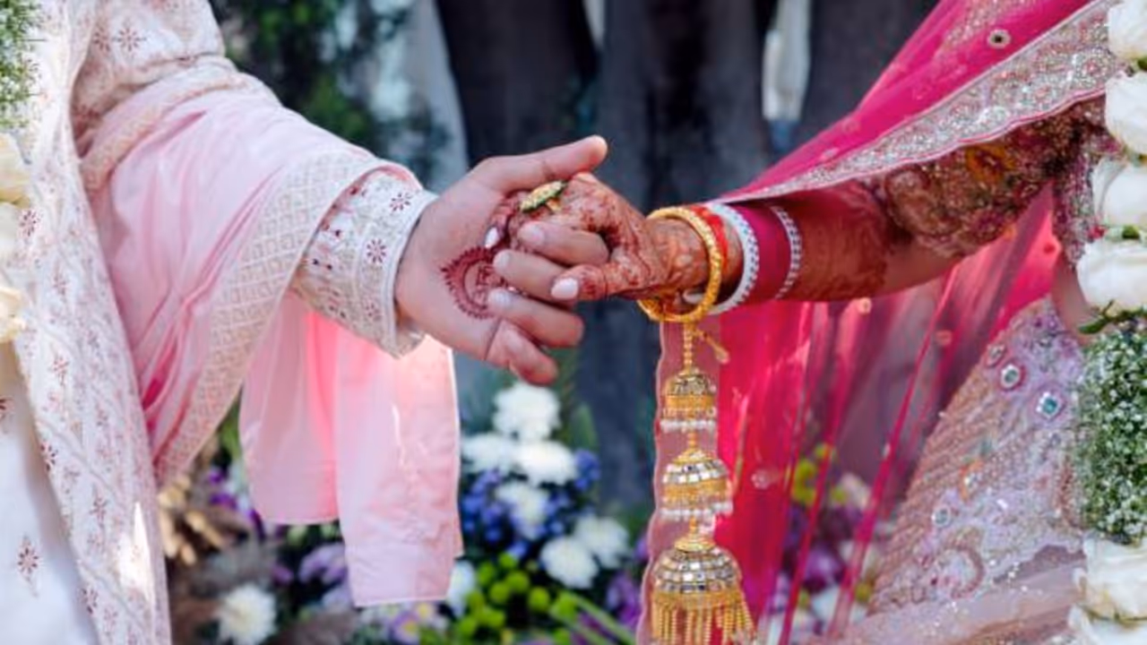 Satna husband sacrifices life Satna husband sacrifices life