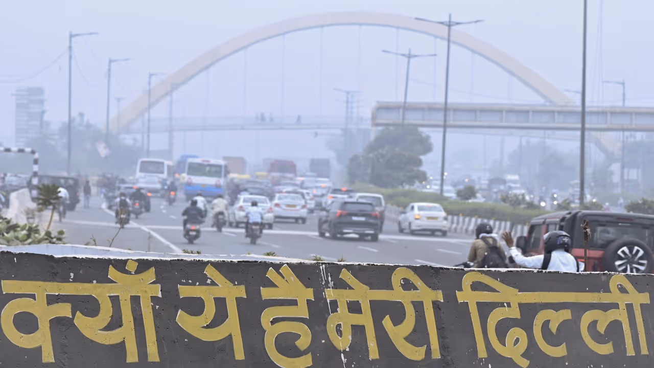 delhi aqi 366 air pollution increases due to low wind speed november 2025