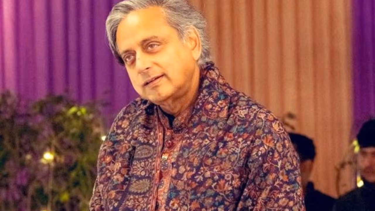 shashi tharoor refuses veer savarkar award controversy