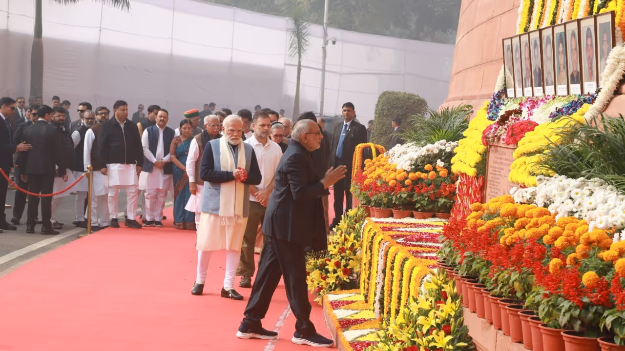 pm modi rahul gandhi tribute 2001 parliament attack martyrs pm modi rahul gandhi tribute 2001 parliament attack martyrs