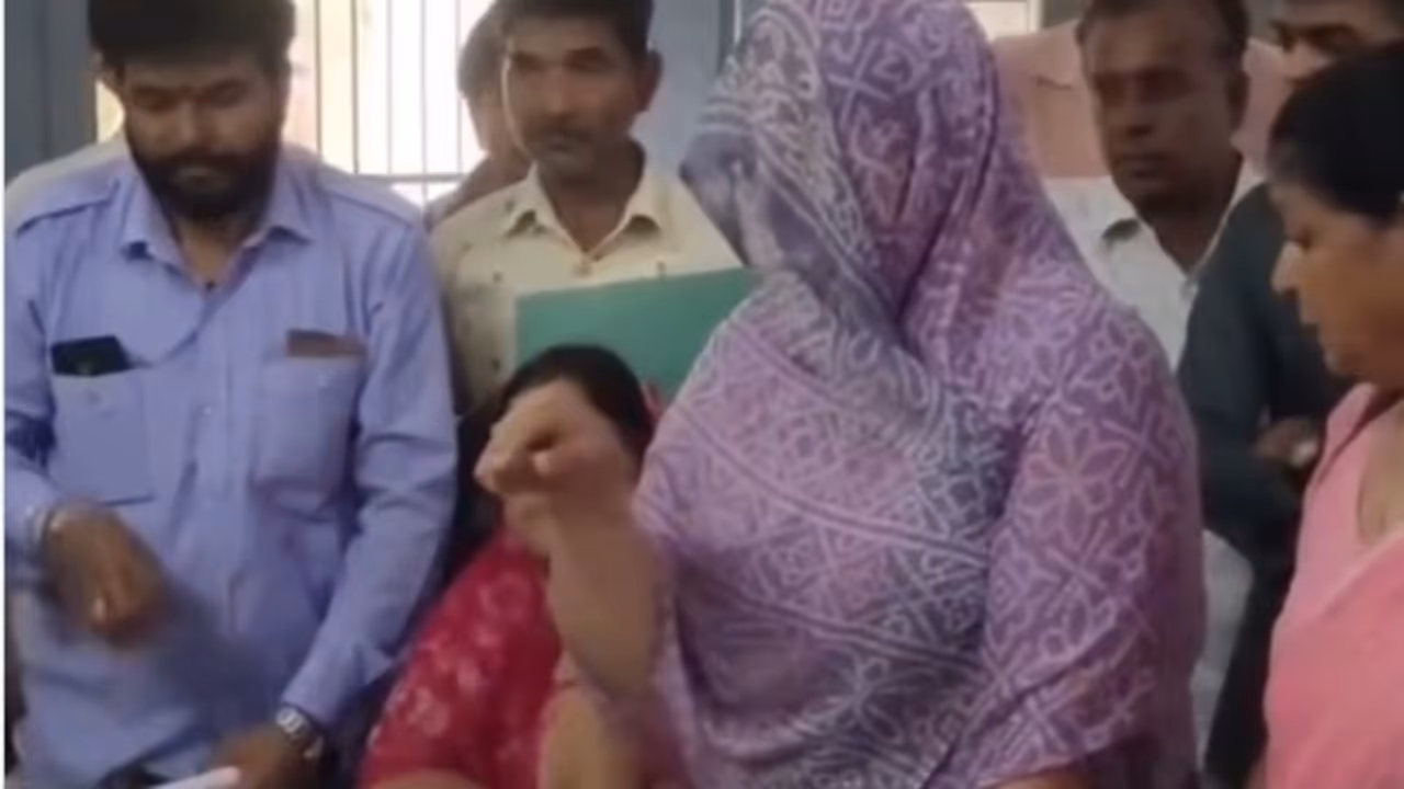rajasthan former mla preeti singh shaktawat ghunghat fluent english municipal eo video rajasthan former mla preeti singh shaktawat ghunghat fluent english municipal eo video