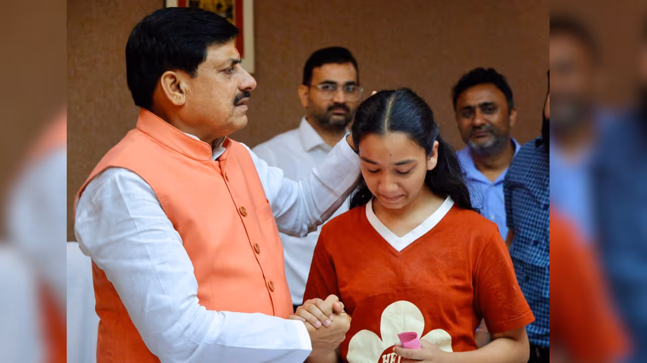 CM Mohan Yadav Meets Urmila Sainis Family Announces 5 Lakh Financial Aid for Childrens Education CM Mohan Yadav Meets Urmila Sainis Family Announces 5 Lakh Financial Aid for Childrens Education