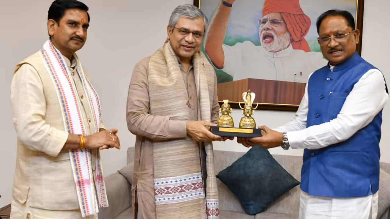vishnu deo sai meets Ashwini Vaishnaw vishnu deo sai meets Ashwini Vaishnaw