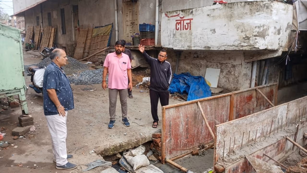 Raigarh Civic Drive Municipal Commissioner Inspects Drainage System Orders Encroachment Removal Plan Raigarh Civic Drive Municipal Commissioner Inspects Drainage System Orders Encroachment Removal Plan