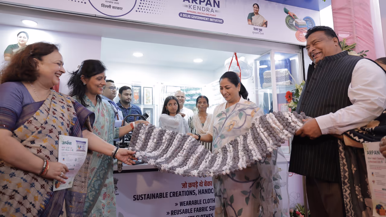 rekha gupta launches arpan clothes donation center rekha gupta launches arpan clothes donation center