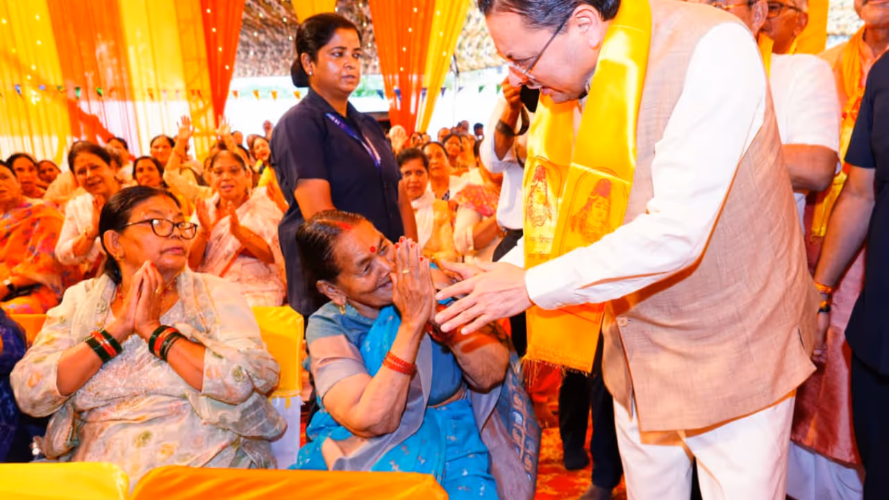 CM Pushkar Singh Dhami Attends Shiv Mahapuran Katha in Dehradun Prays for Uttarakhands Prosperity CM Pushkar Singh Dhami Attends Shiv Mahapuran Katha in Dehradun Prays for Uttarakhands Prosperity
