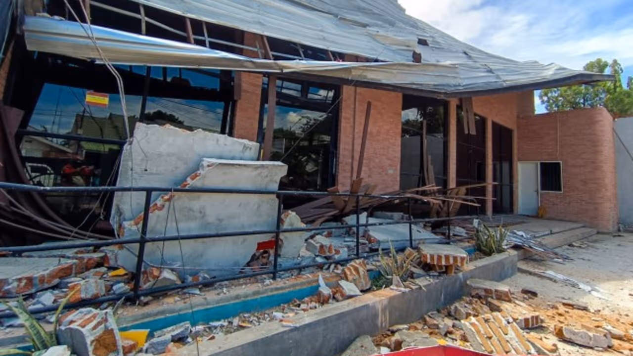 indonesia 7 7 earthquake tsunami alert flores island aftershocks ring of fire indonesia 7 7 earthquake tsunami alert flores island aftershocks ring of fire