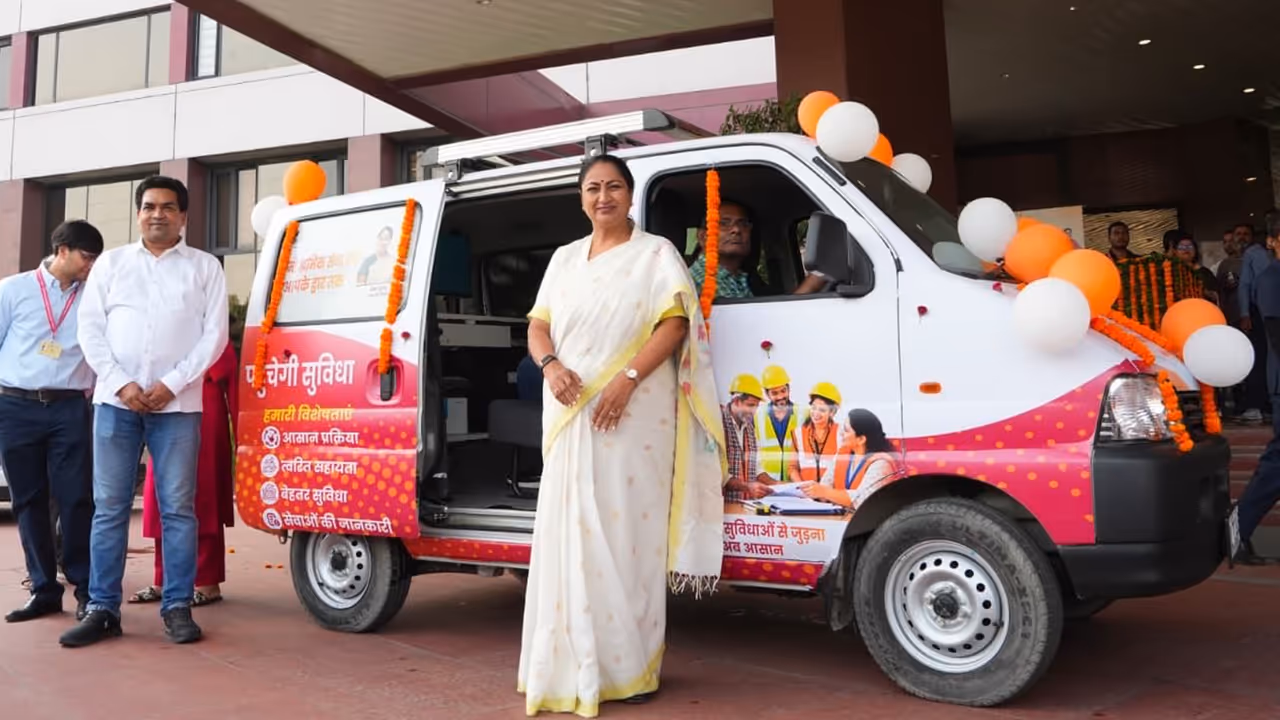 rekha gupta flag off Namo Shramik Seva Van rekha gupta flag off Namo Shramik Seva Van