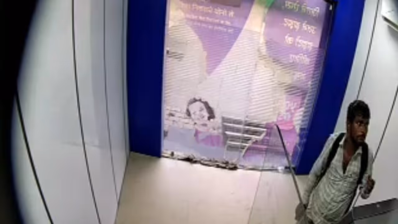budaun sbi atm breaking attempt sahaswan cctv police investigation budaun sbi atm breaking attempt sahaswan cctv police investigation
