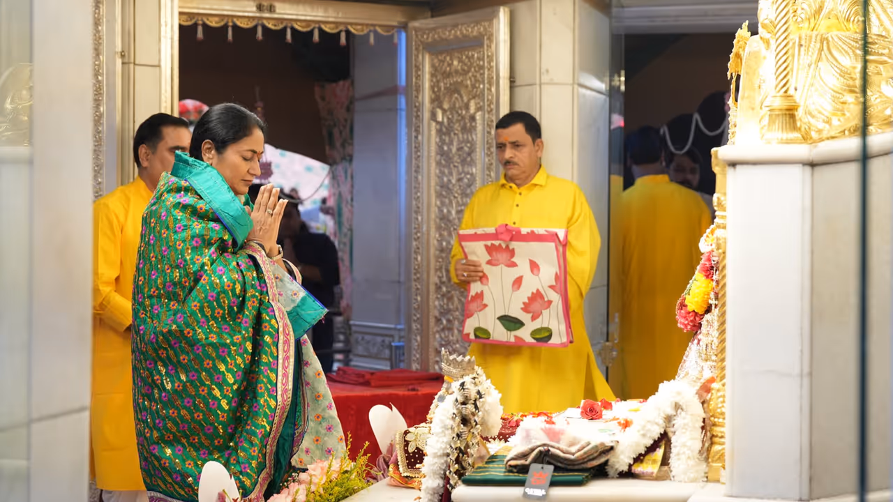 Rekha Gupta visits Jhandewalan Temple Rekha Gupta visits Jhandewalan Temple