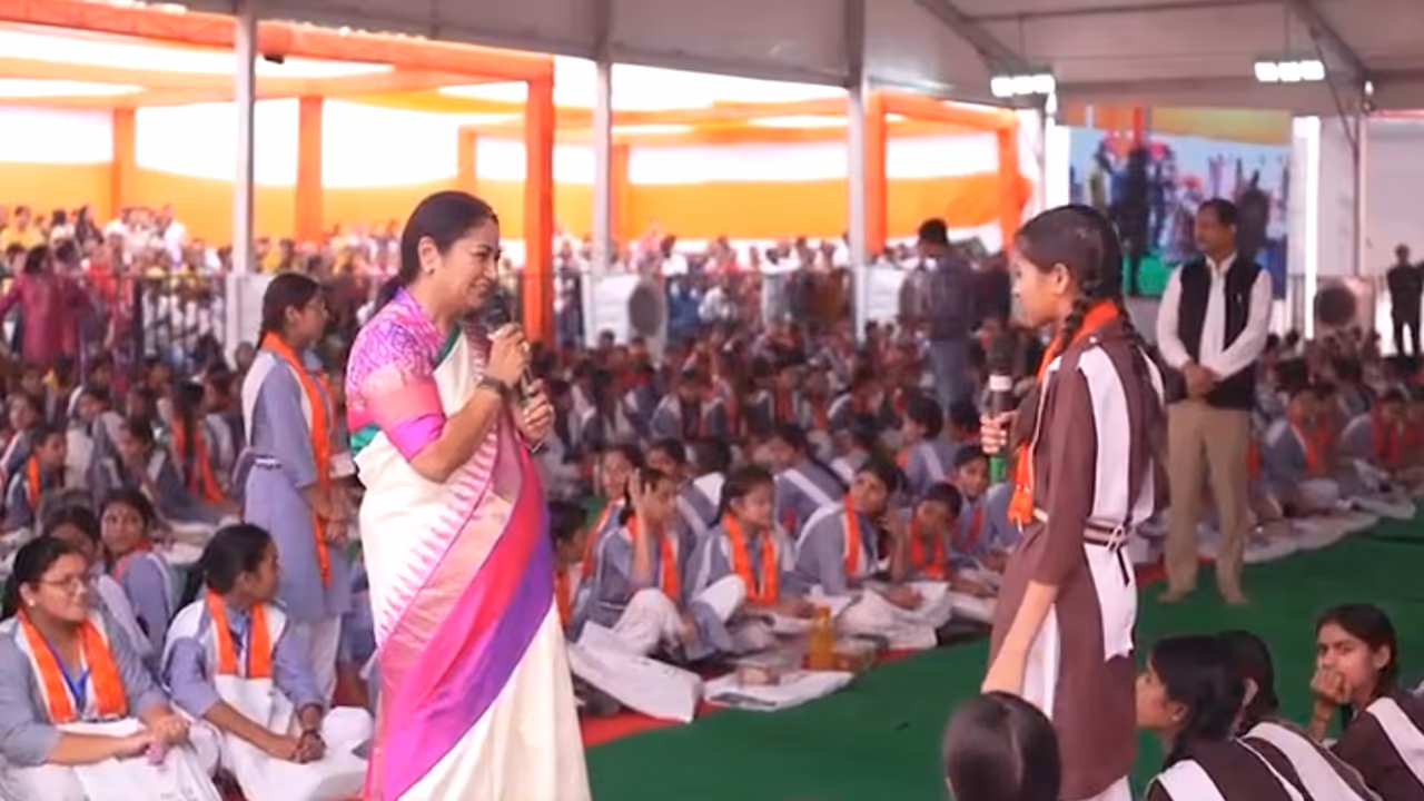 rekha gupta girl students interaction rekha gupta girl students interaction