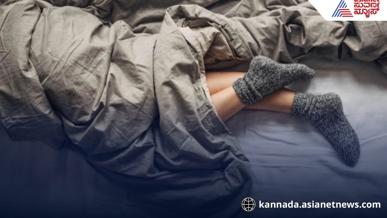 Is it healthy to sleep wearing socks at night Is it healthy to sleep wearing socks at night