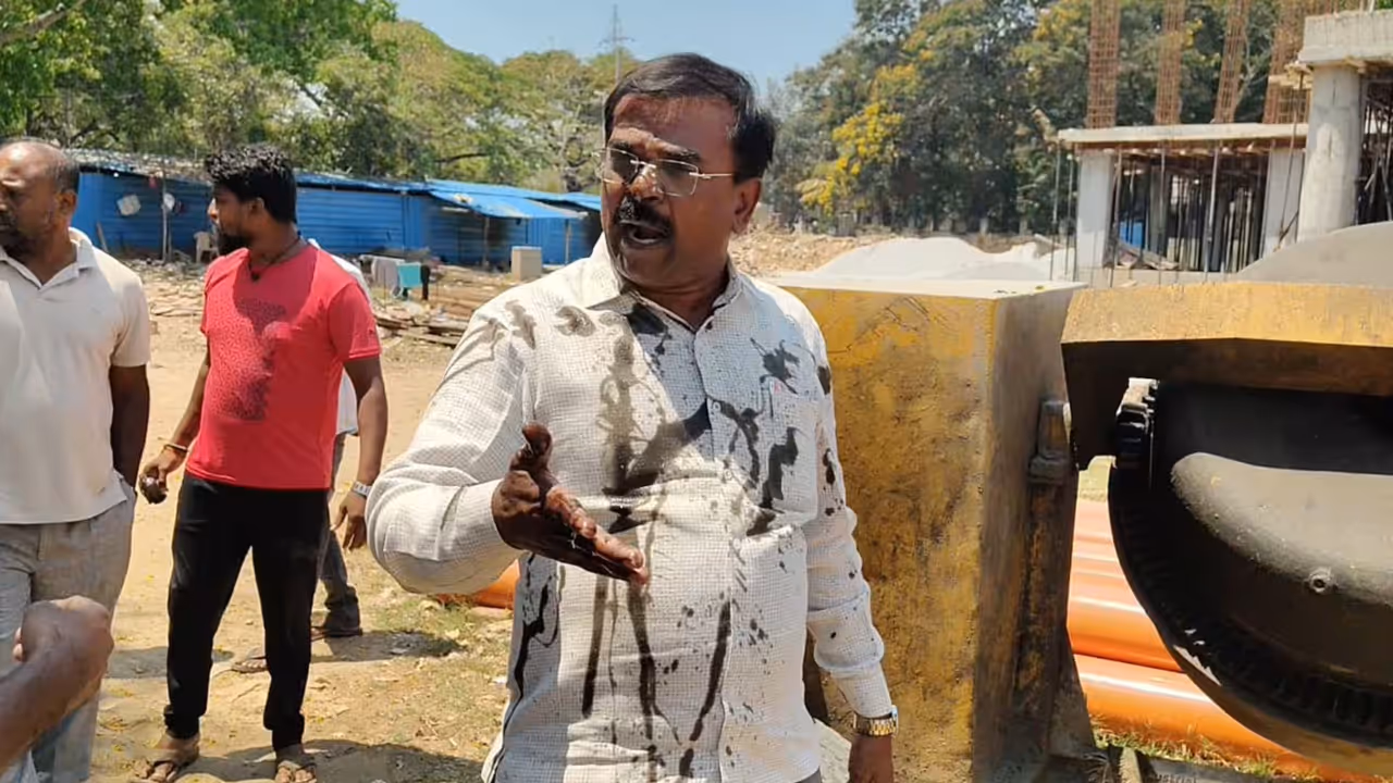 Black Ink Attack on Mandya Kurubara Sangha President What Triggered the Protest Black Ink Attack on Mandya Kurubara Sangha President What Triggered the Protest