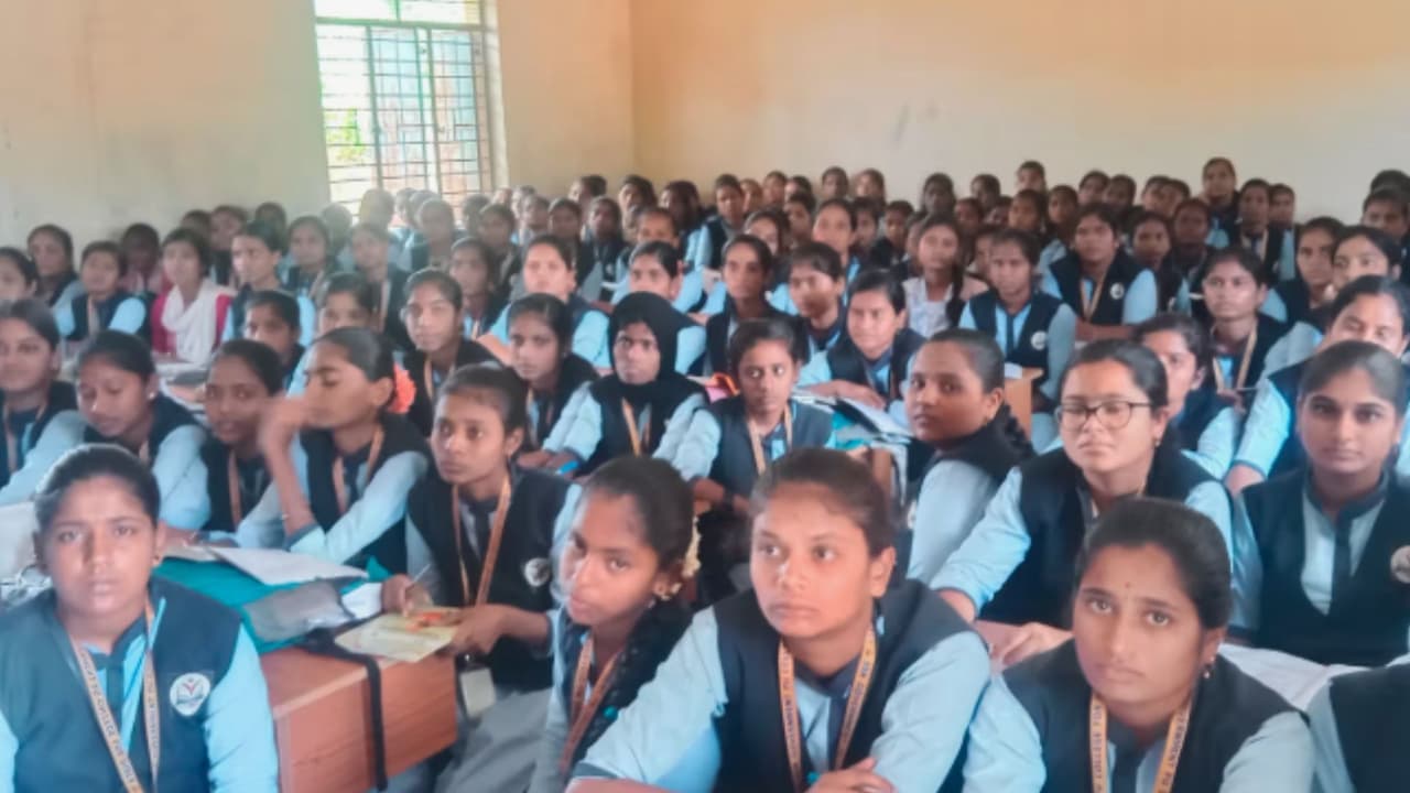 565 female students in SKG Govt PU college Queue for toilets 565 female students in SKG Govt PU college Queue for toilets
