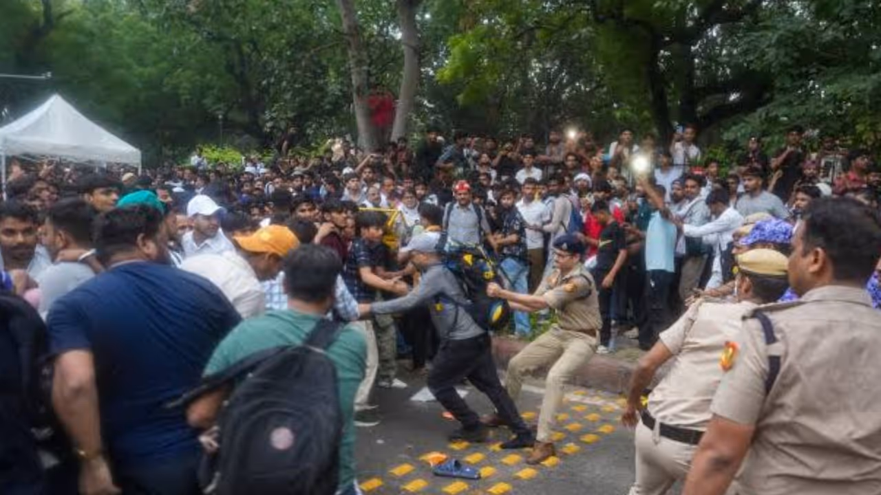 CJP s protest stage dismantled after Parliament march police vehicles damaged teargas fired CJP s protest stage dismantled after Parliament march police vehicles damaged teargas fired