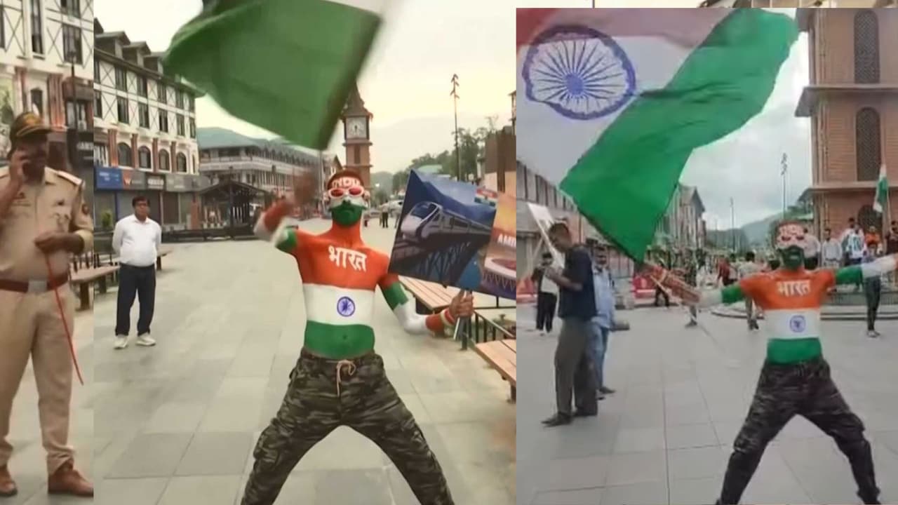 JK ahmedabad tourist paints body in tricolour celebs independence day in srinagar lal chowk JK ahmedabad tourist paints body in tricolour celebs independence day in srinagar lal chowk