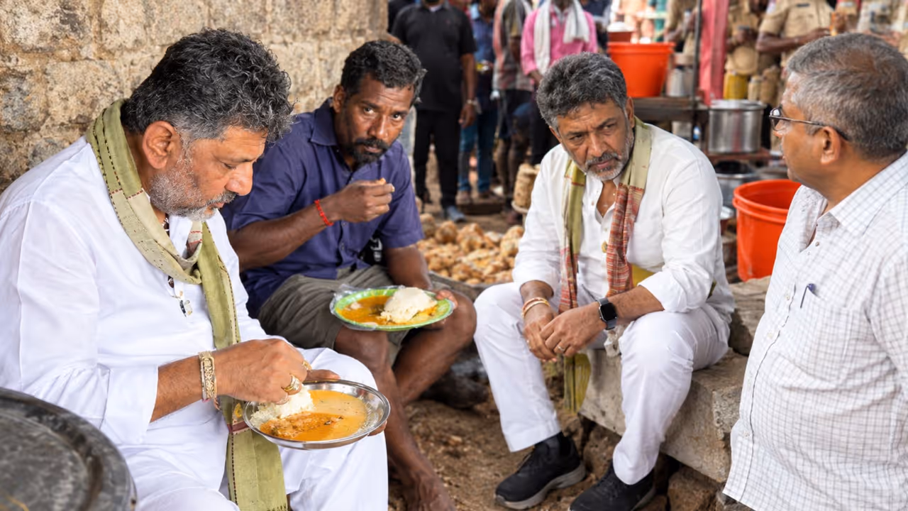 Karnataka CM DK Shivakumar Visits APMC Yeshwantpur and Had A conversation of Working Class People Ate Idli with Them Karnataka CM DK Shivakumar Visits APMC Yeshwantpur and Had A conversation of Working Class People Ate Idli with Them