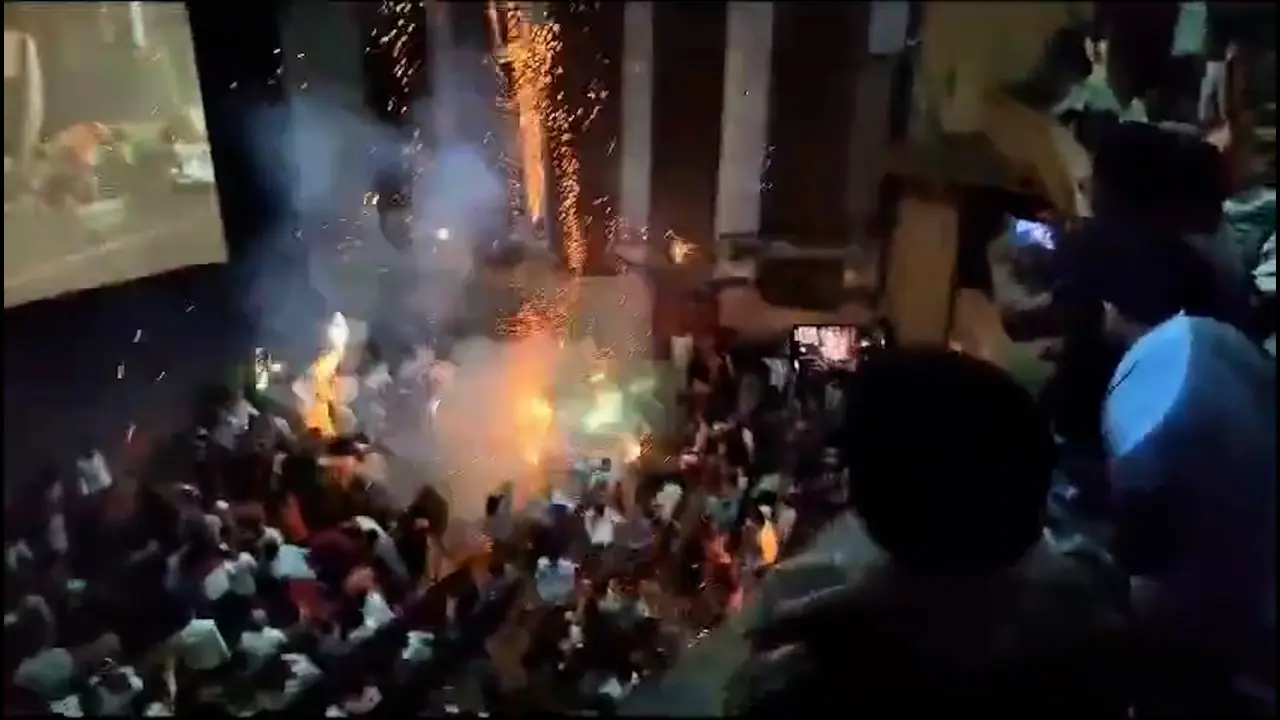 viral Video fireworks burning in Tiger 3 cinema hall what Salman Khan said bsm viral Video fireworks burning in Tiger 3 cinema hall what Salman Khan said bsm
