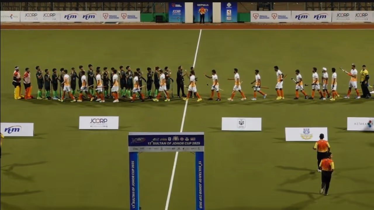 India and Pakistan exchange high fives in Sultan of Johor Cup clash