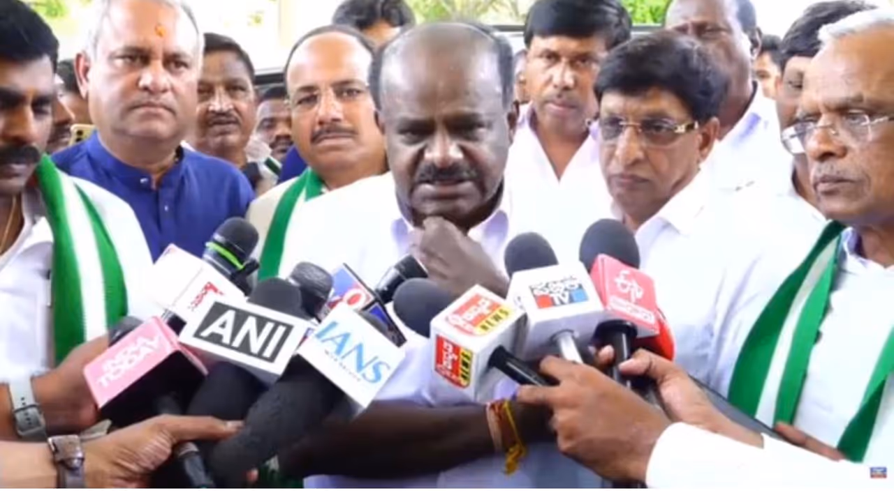 HD Kumaraswamy Hits Back at Congress Help Our auto Drivers Instead of Blaming PM Modi HD Kumaraswamy Hits Back at Congress Help Our auto Drivers Instead of Blaming PM Modi