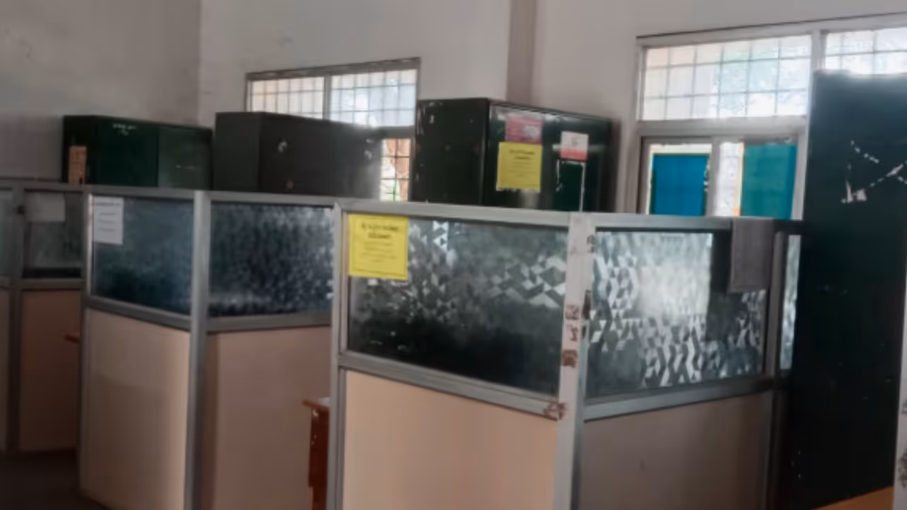 Hoovina Hadagali Tahsildar office staff on mass leave at vijayanagar district Hoovina Hadagali Tahsildar office staff on mass leave at vijayanagar district