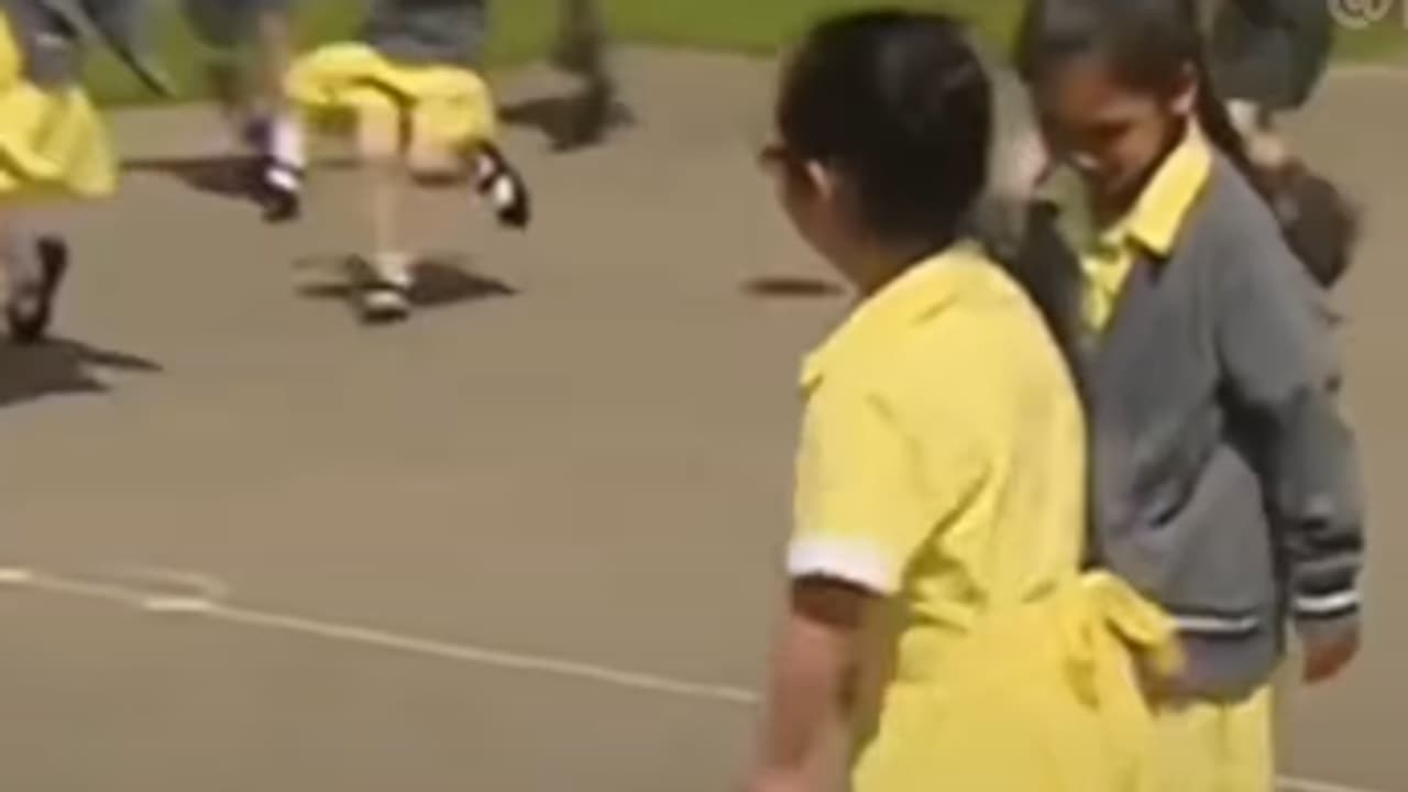7 Year Old Girl Proudly Shows New Prosthetic Leg To Classmates 7 Year Old Girl Proudly Shows New Prosthetic Leg To Classmates