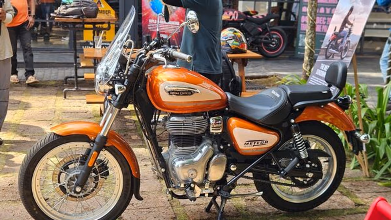 Royal Enfield Meteor 350 Sundowner Orange, Pillion Rider, Royal Enfield Meteor 350 Royal Enfield Meteor 350 Sundowner Orange, Pillion Rider, Royal Enfield Meteor 350