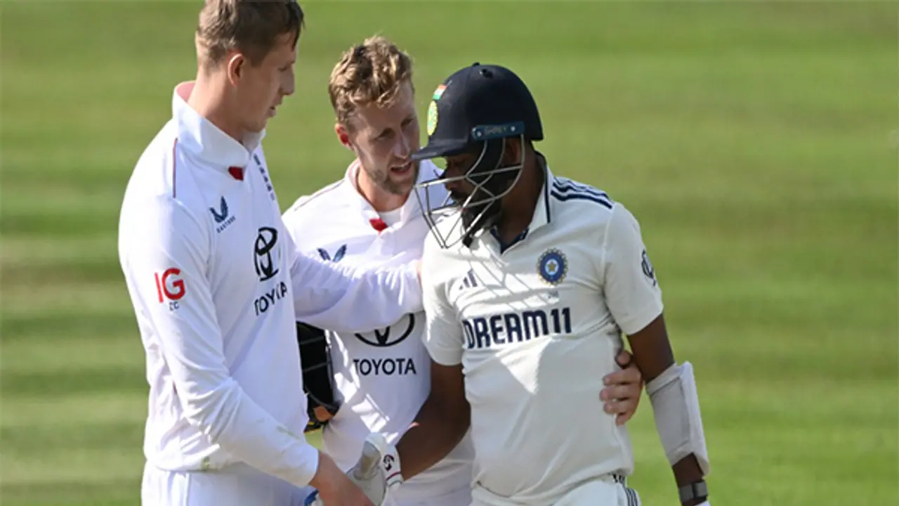 England players consoling Siraj (Photo: @ICC/X) 