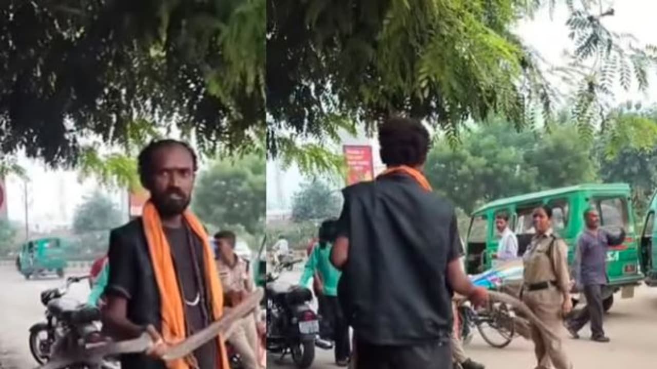 Snake Charmer Throws Snake at Female Police Officer in Kanpur