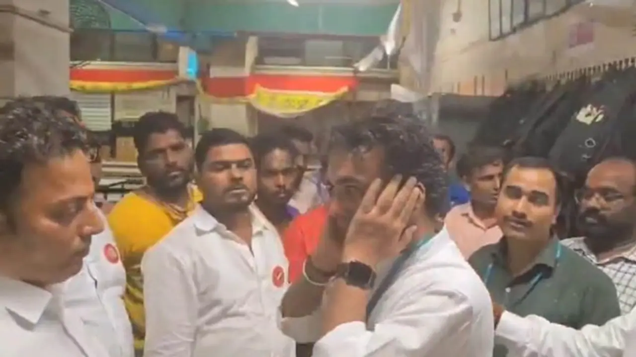 mns workers slap d mart employee