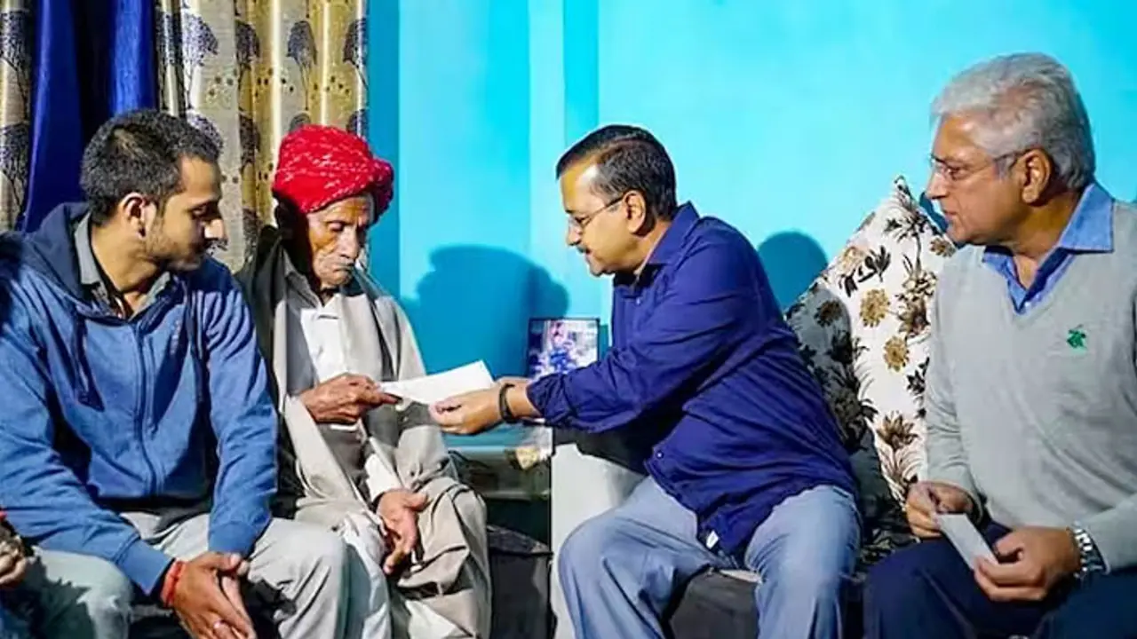 cm kejriwal gave one crore rupees to the family of asi shambhu dayal meena