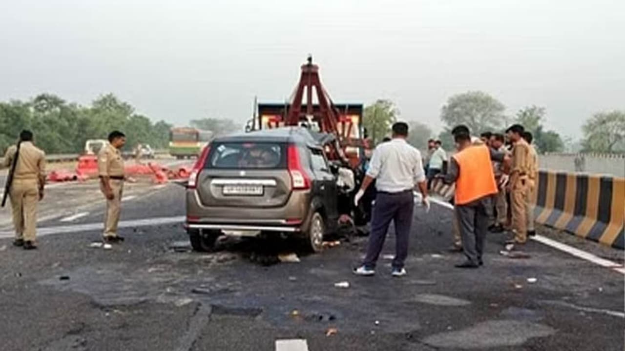 jaipur news news tragic road accident on car overturned in delhi mumbai expressway jaipur news news tragic road accident on car overturned in delhi mumbai expressway