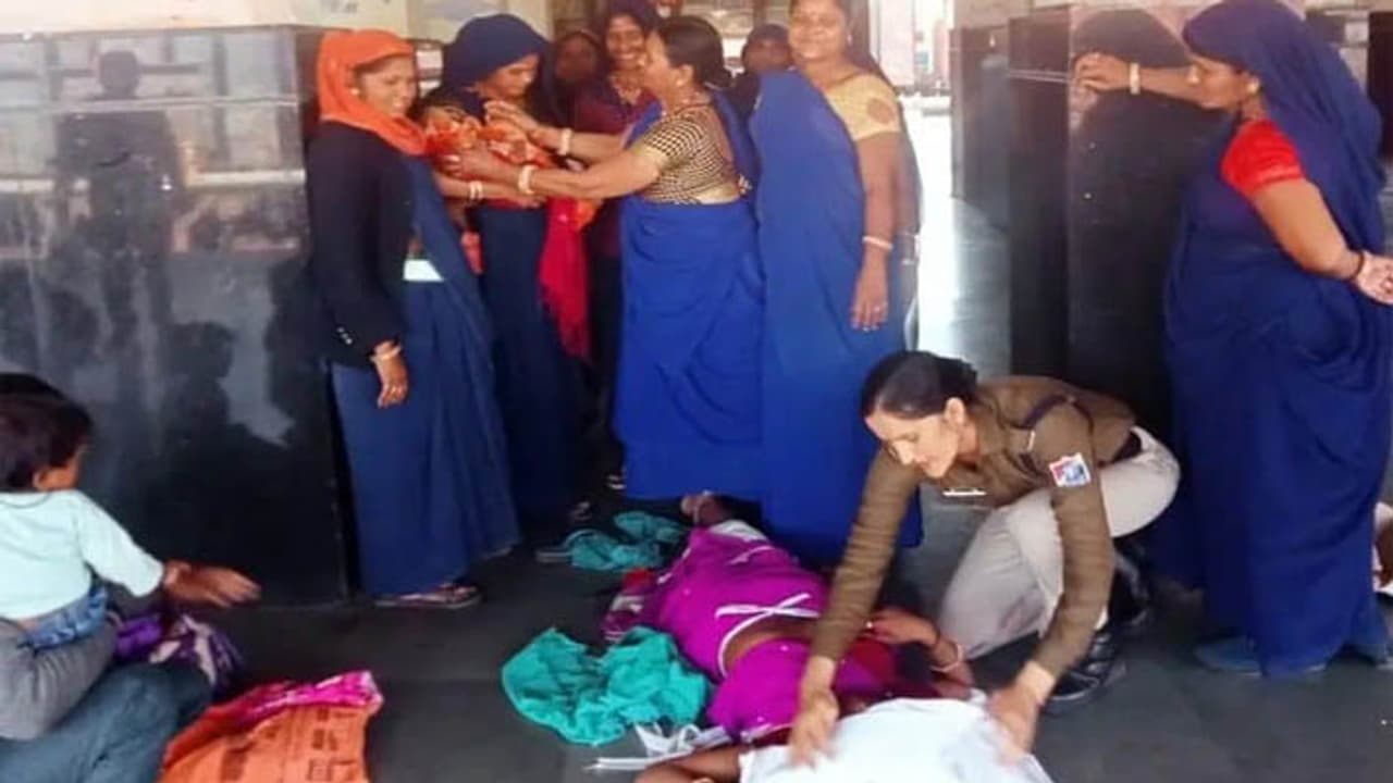 emotional story kota news The cleaning lady delivered the moss woman at the railway station emotional story kota news The cleaning lady delivered the moss woman at the railway station
