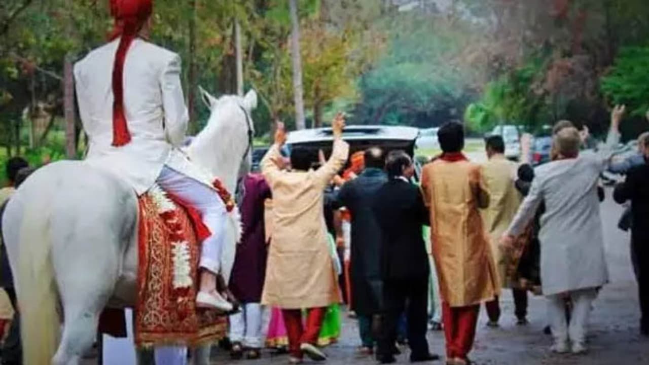 shivpuri news road accident bullero car ran over many people and Three people died 