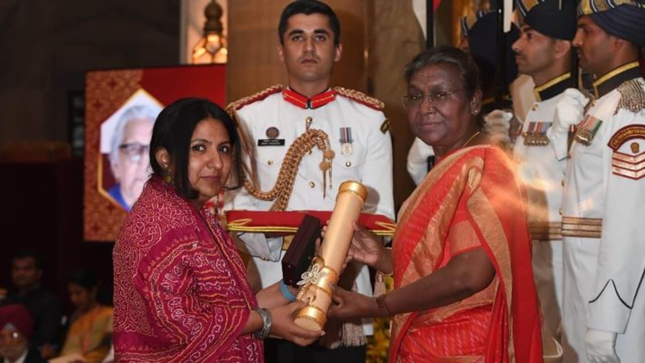 Padma Vibhushan to Balkrishna Doshi daughter recieving Padma Vibhushan to Balkrishna Doshi daughter recieving