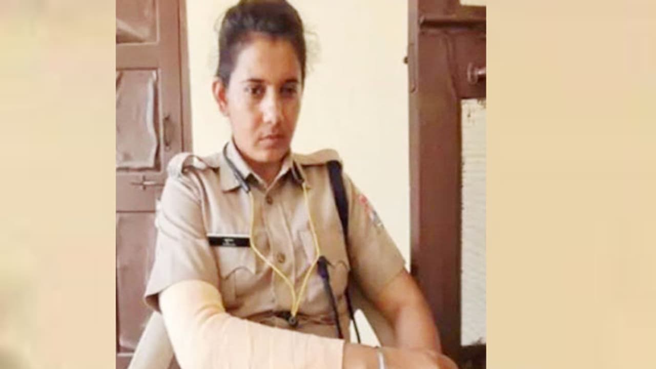 azamgarh news police helped Lady constable azamgarh news police helped Lady constable