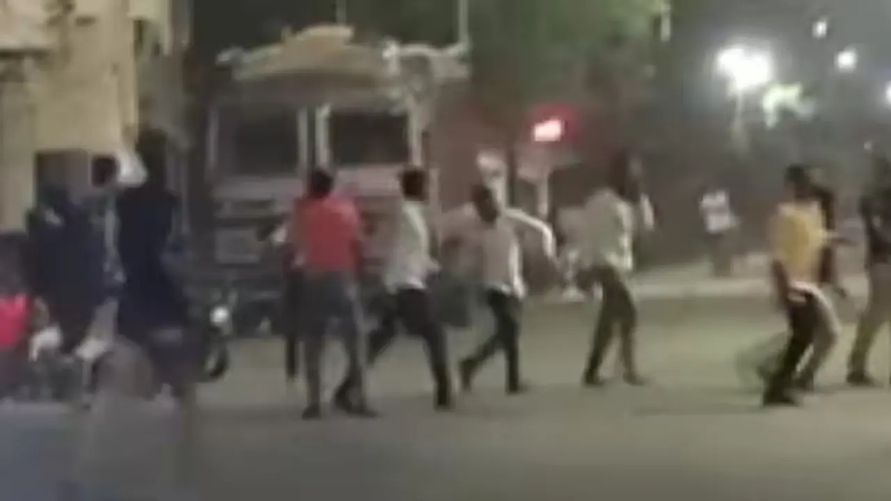 Maharashtra Clash between 2 groups in Akola and Section 144 imposed in parts of city Maharashtra Clash between 2 groups in Akola and Section 144 imposed in parts of city