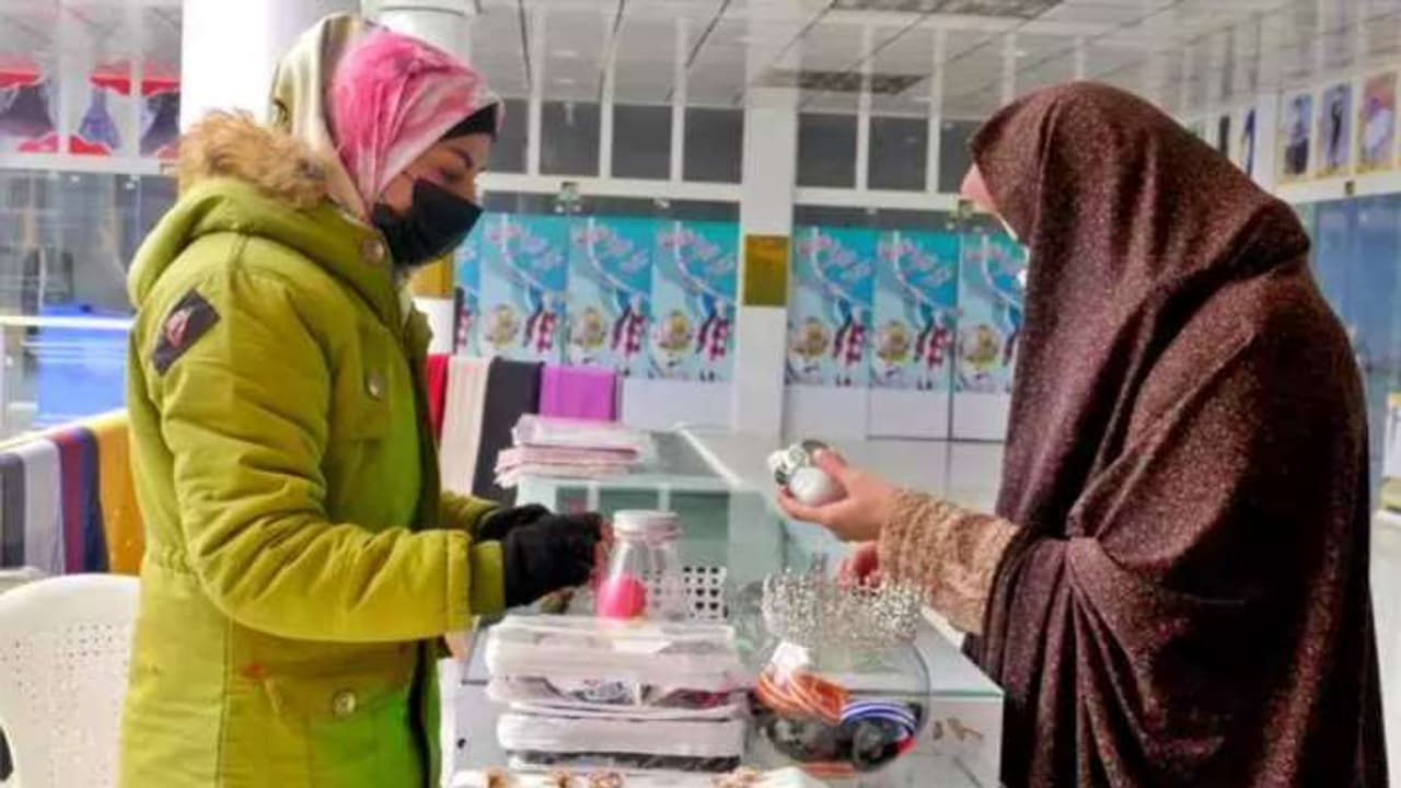 afghan women in market