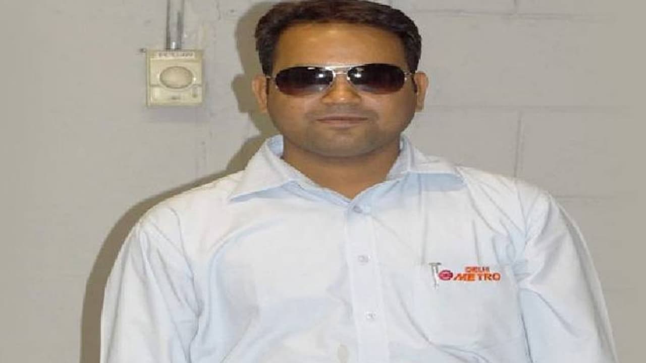 delhi metro supervisor kills wife and daughter