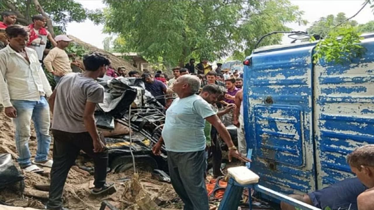 Big accident in Pratapgarh Big accident in Pratapgarh