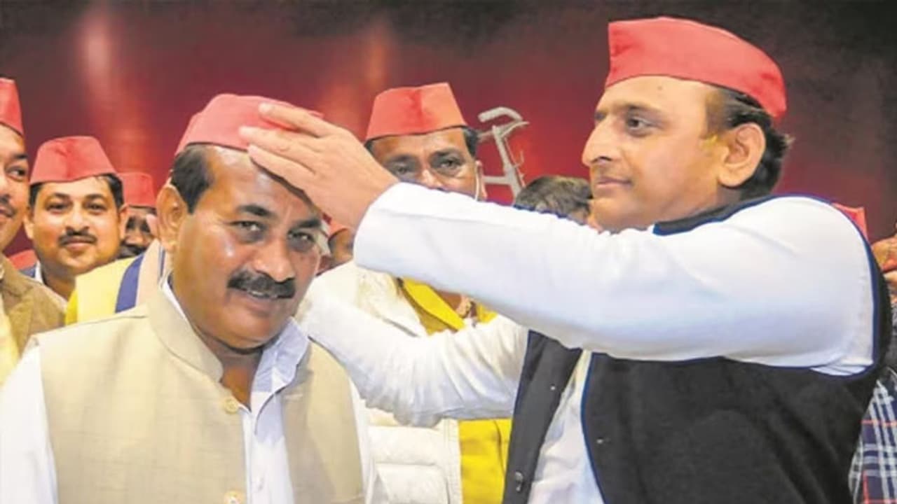 MLA dara singh chauhan left resigns from samajwadi party MLA dara singh chauhan left resigns from samajwadi party