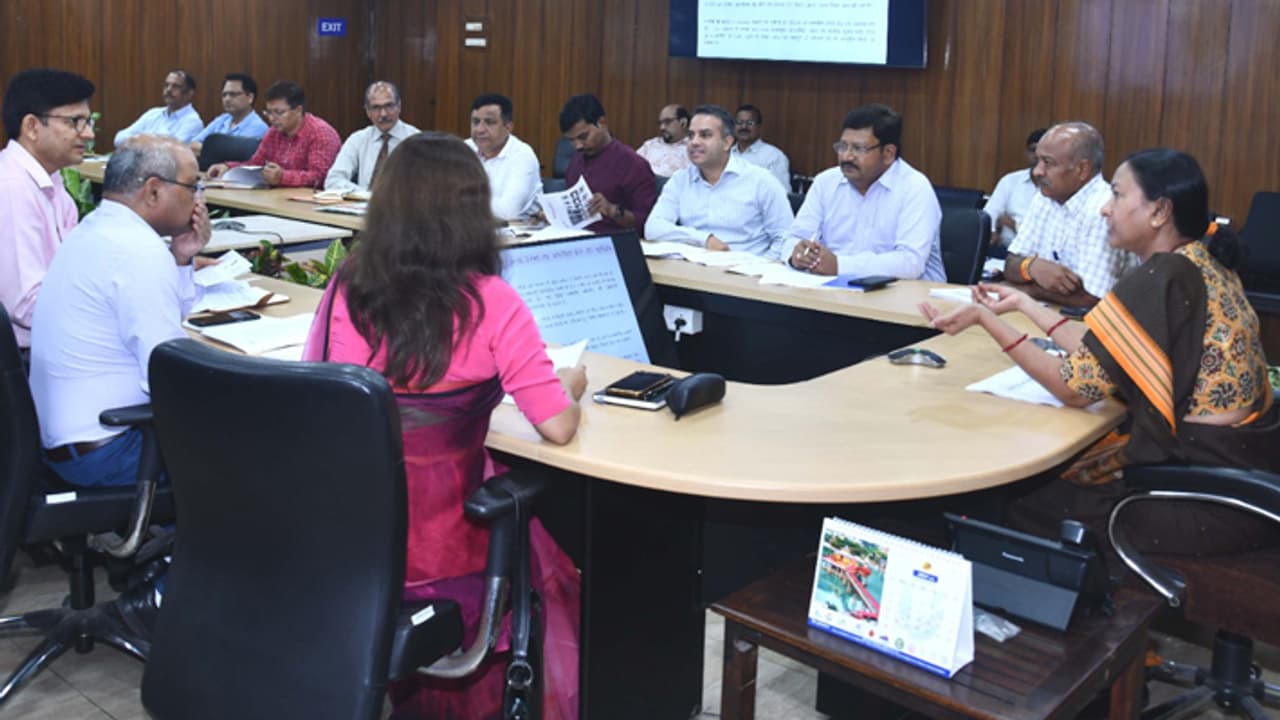 Uttarakhand secretaey Radha Raturi reviewed preparations for Meri Mati Mera Desh program Uttarakhand secretaey Radha Raturi reviewed preparations for Meri Mati Mera Desh program