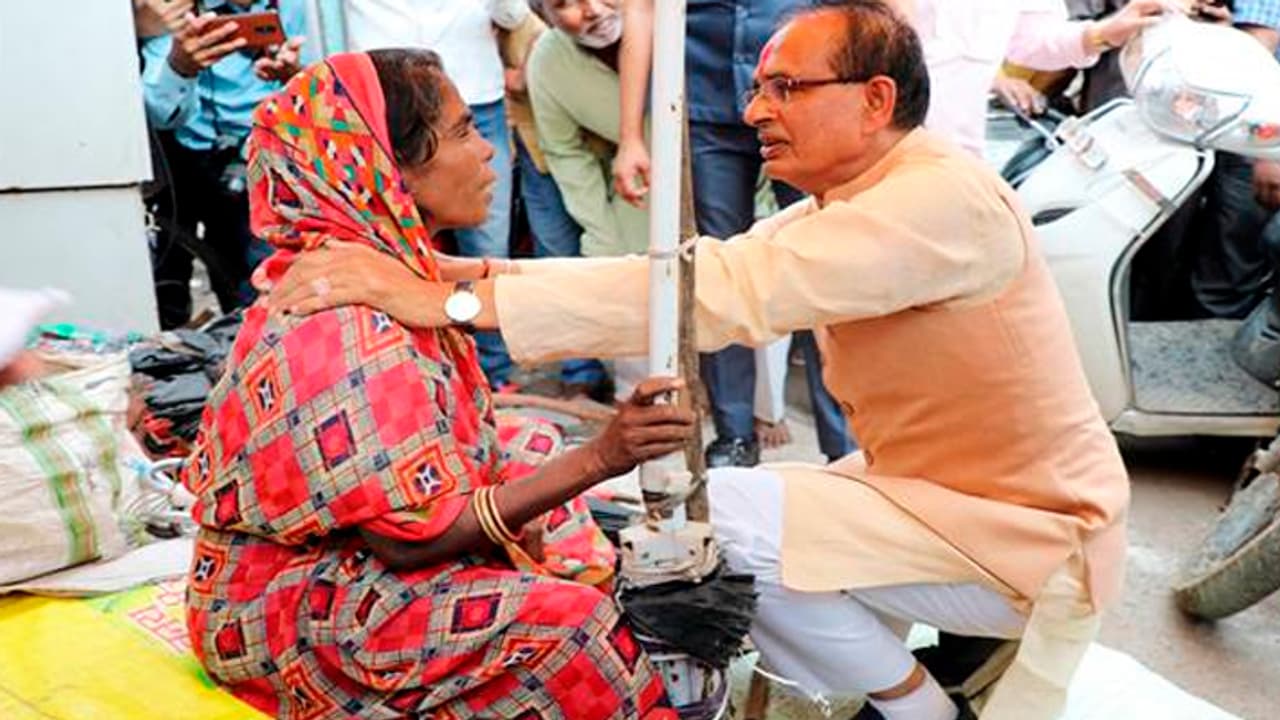 MP CM Shivraj SIngh Chouhan helped lady in Vidisha