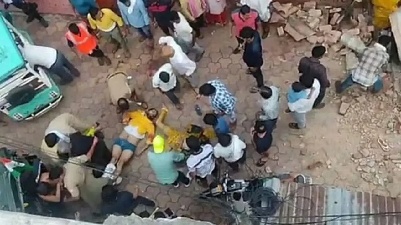 mathura building collapses death of many people in near banke bihari temple in vrindavan 