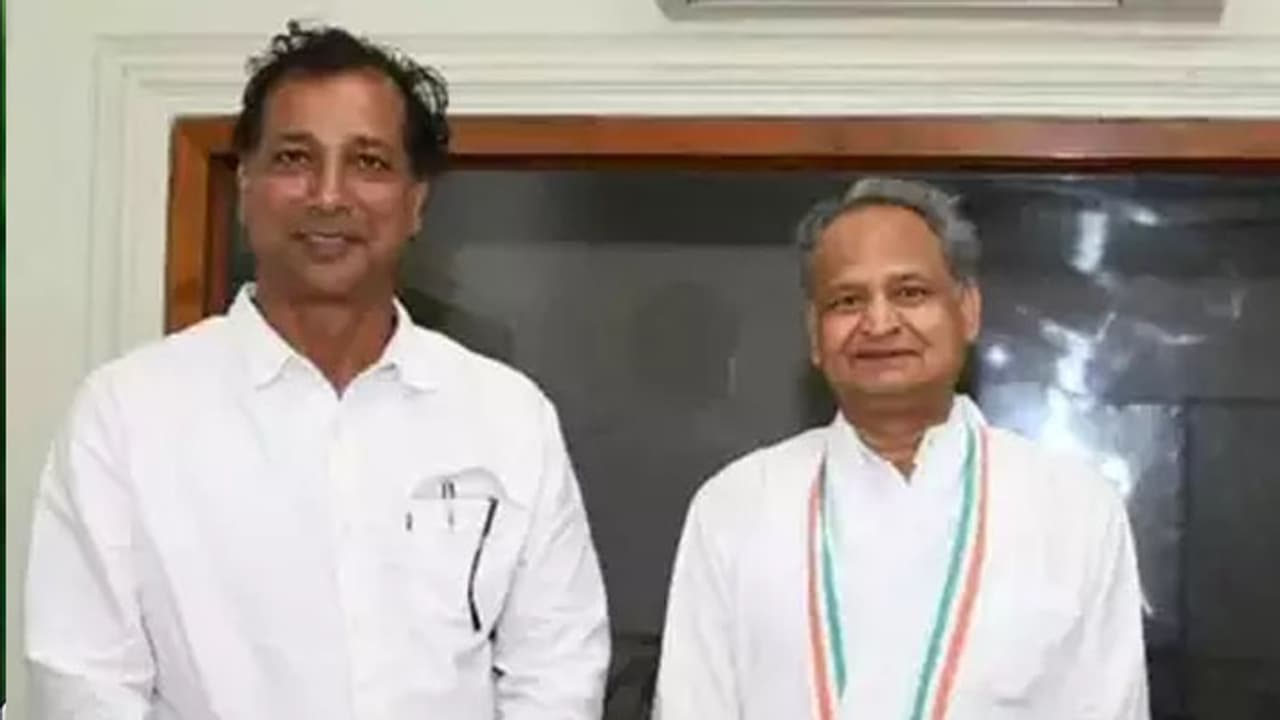Rajendra Gudha arrived to welcome CM Ashok Gehlot Rajendra Gudha arrived to welcome CM Ashok Gehlot