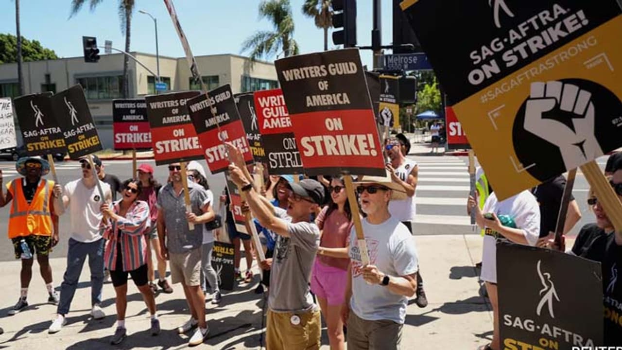 hollywood writers body agrees to end strike hollywood writers body agrees to end strike